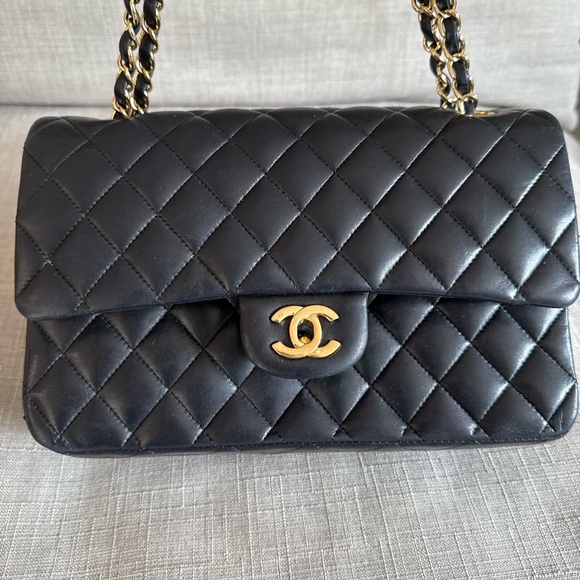 Chanel Black Quilted Shoulder Bag with Gold Chain - Picture 3 of 7